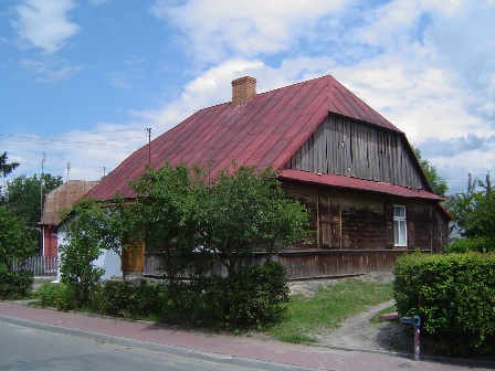 Jeden z domów przy ulicy Szkolnej